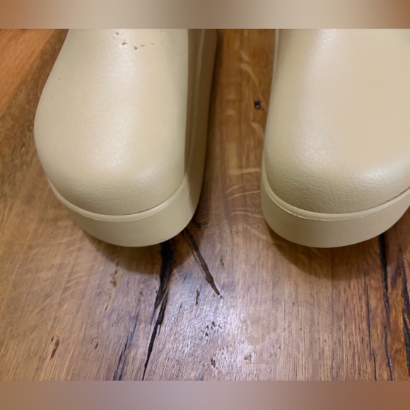 Crocs Beige Slip-On Platform Clogs, Some Wear, Size 10 - Picture 3 of 10